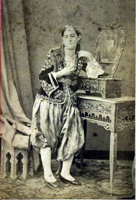 Une jeune femme de confession juive portant des habits traditionnels locaux a alger en 1860 afp lux in fine leemage