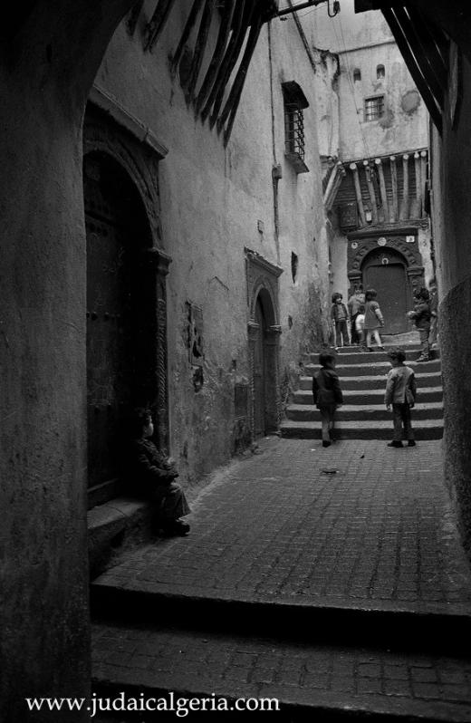 Alger enfants dans une ruelle de la casbah