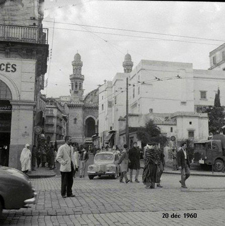 Alger rue divan depuis la place du gouvernement