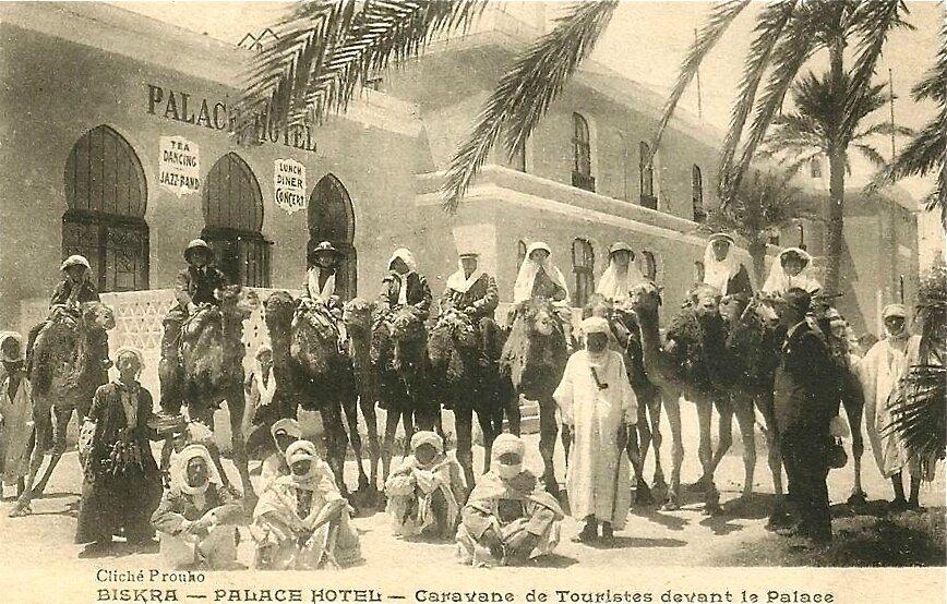 Biskra caravane de touristes devant le palace hotel