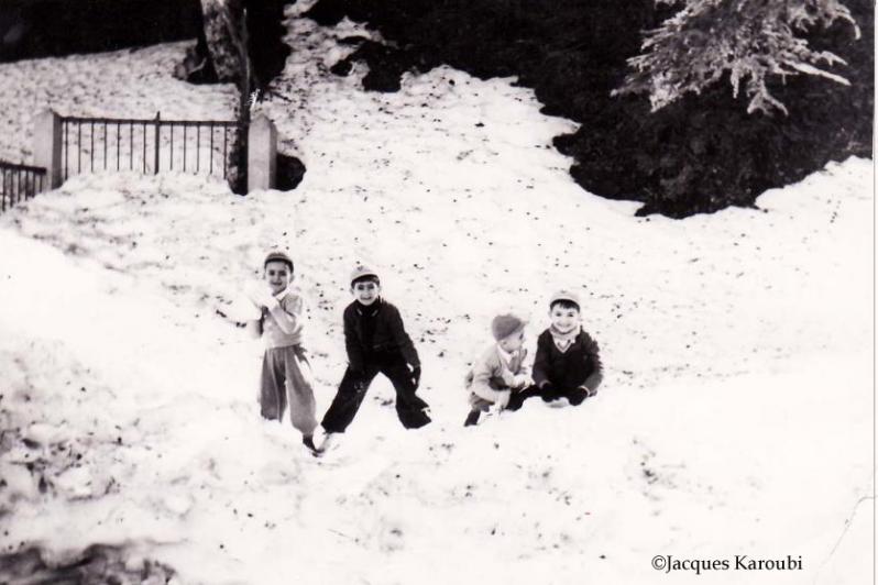 Chrea1enfants jouants dans la neige