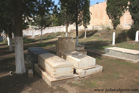 Cimetiere juif de saida tombes a gauche jason koubi 1899 1957 a doite rene koubi 1935 1958