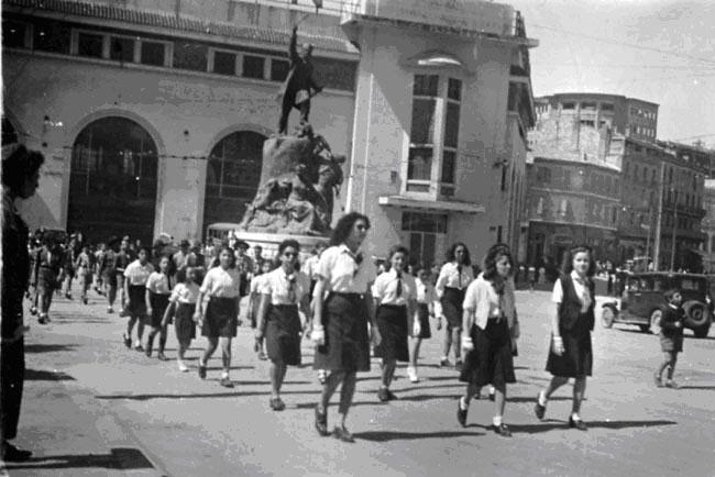 Defile devant la statue du generak lamoriciere