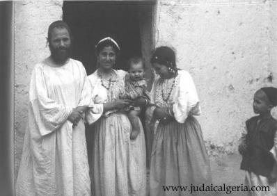 Famille juive devant la porte de sa maison du mellah d illigh anti atlas 1953