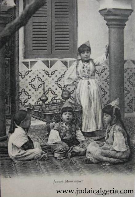 Jeunes enfants juifs avec la coiffe traditionelle