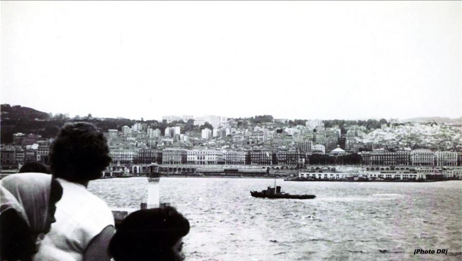 Le port d alger vu depuis le bateau de l exode