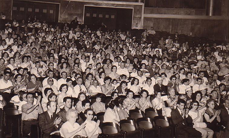 Le public lors d un spectacle a la salle pierre bordes