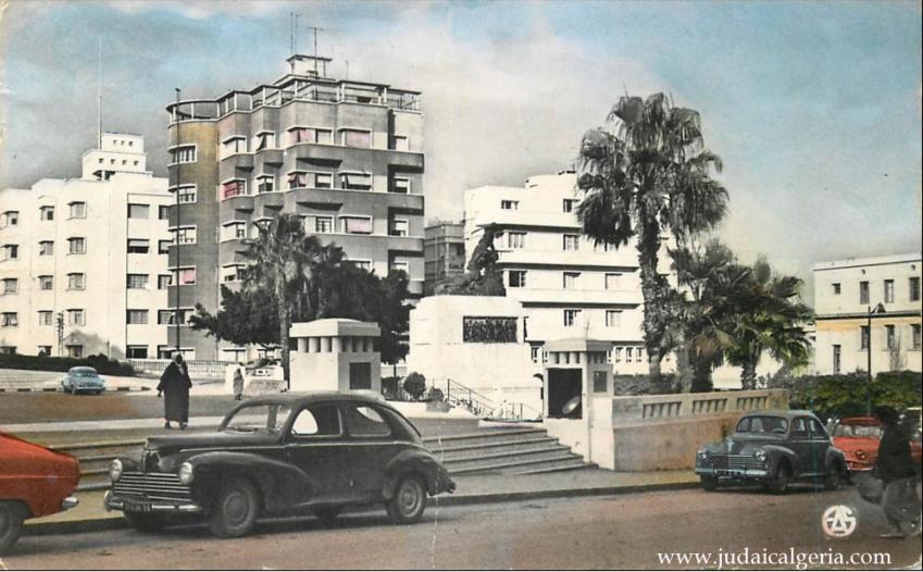 Mostaganem place de l hotel de ville et monument aux morts