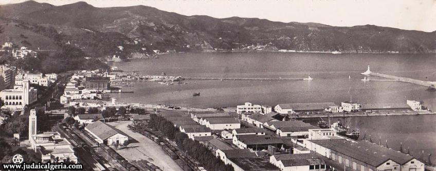 Philippeville vue sur le port et la baie de stora