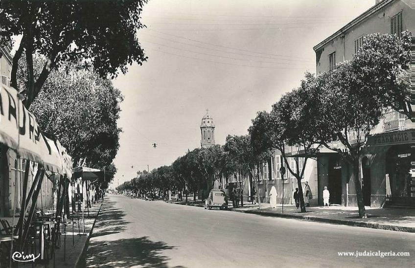 Relizane le boulevard et la pharmacie